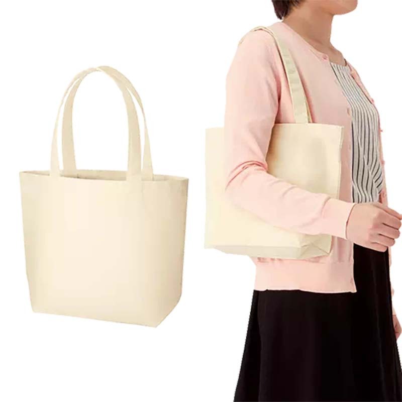 サブバッグとしてお弁当などの持ち歩きに便利なサイズです