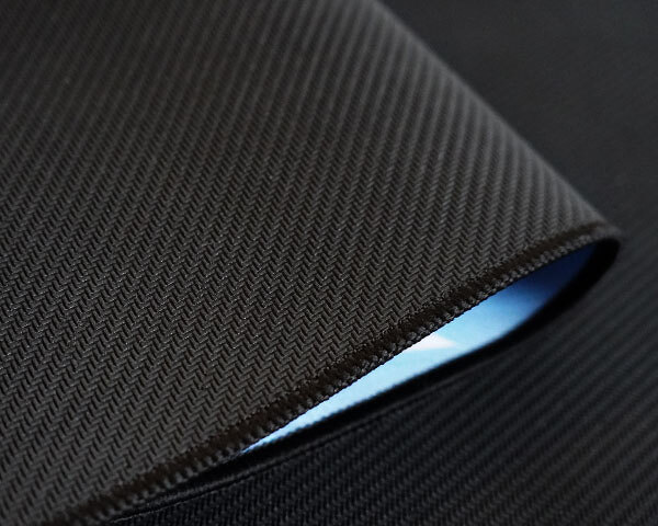 裏面にはラバー（天然ゴム）を使用。