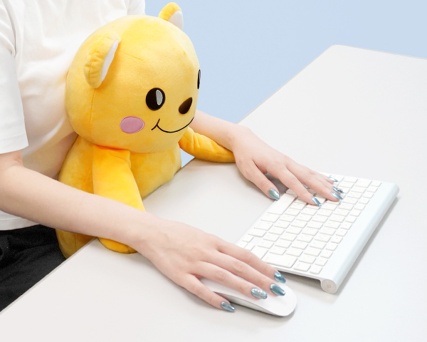 ぬいぐるみの腕を手首に置くだけでやさしく支えるリストレストに。