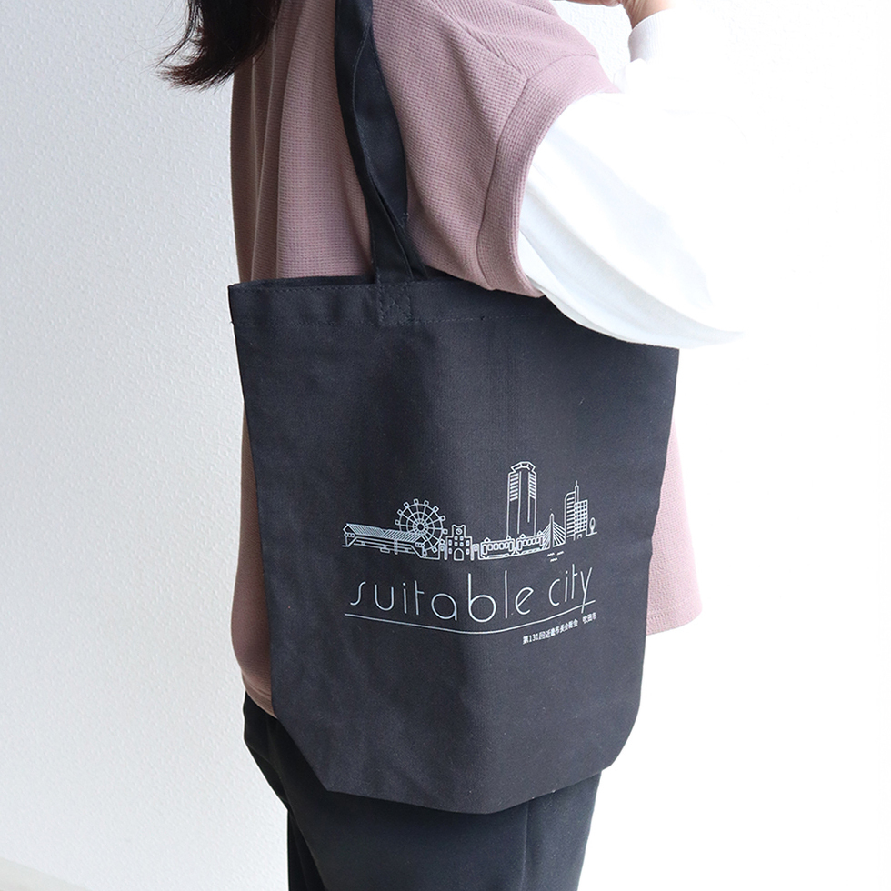 肩にかけたトートバッグ