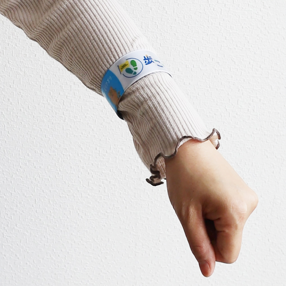 リフレクターバンド　腕に装着後