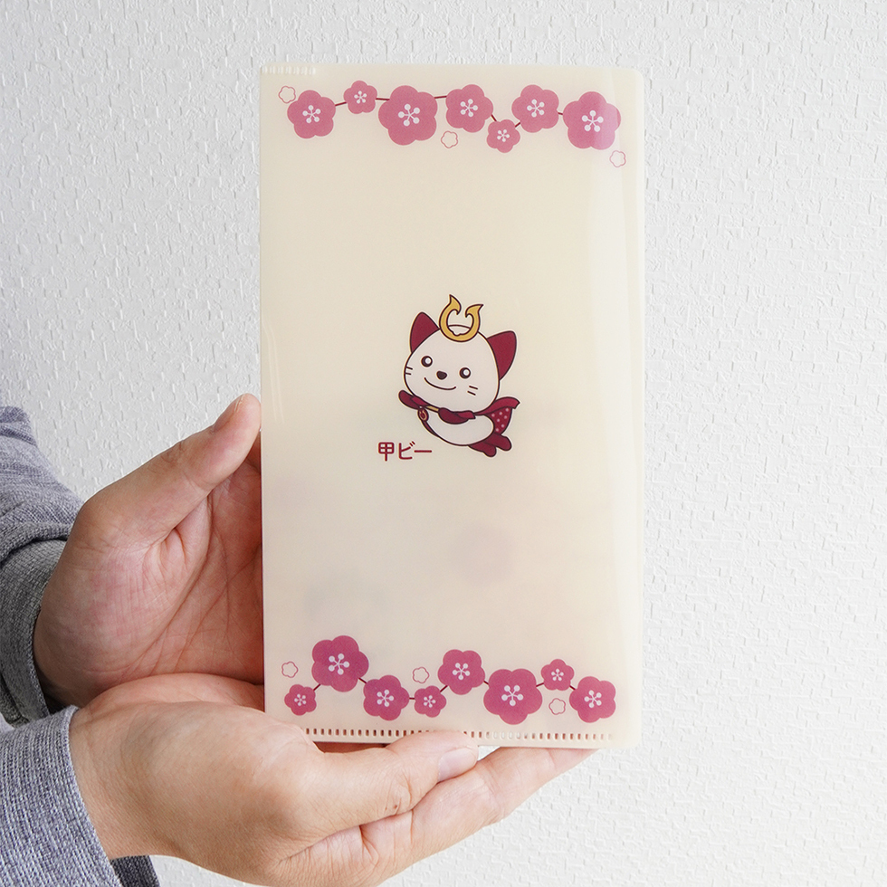 クリアファイル　手の上