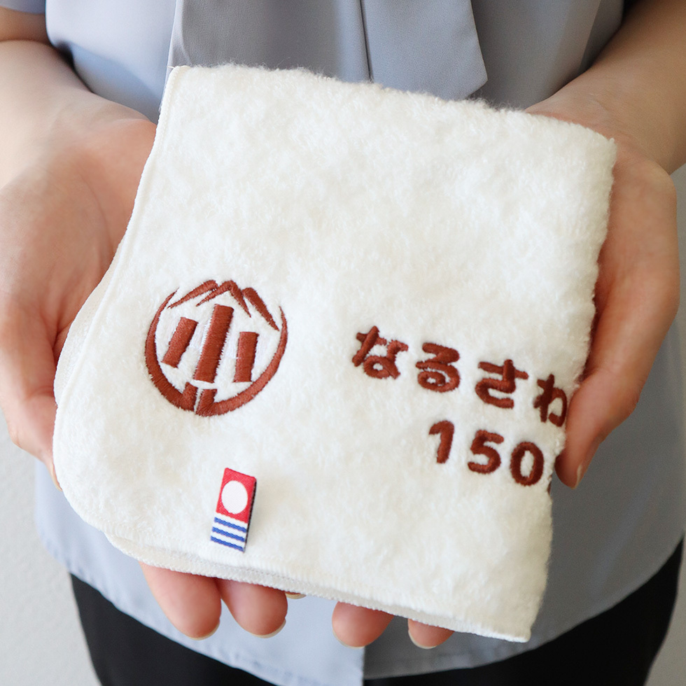 ハンドタオル　手の上