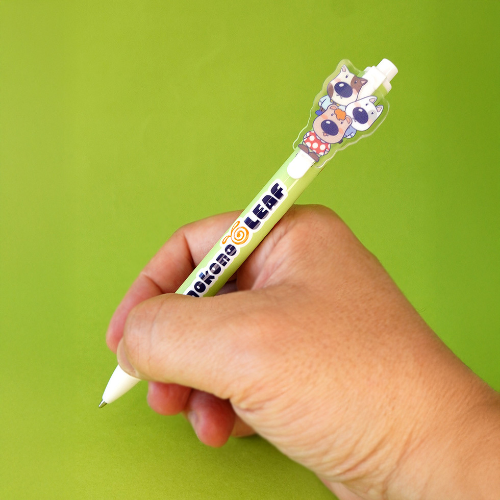 パンくん ボールペンを握る図①