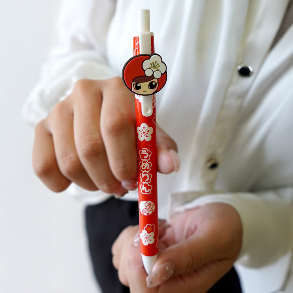 うめりん　ボールペン　両手