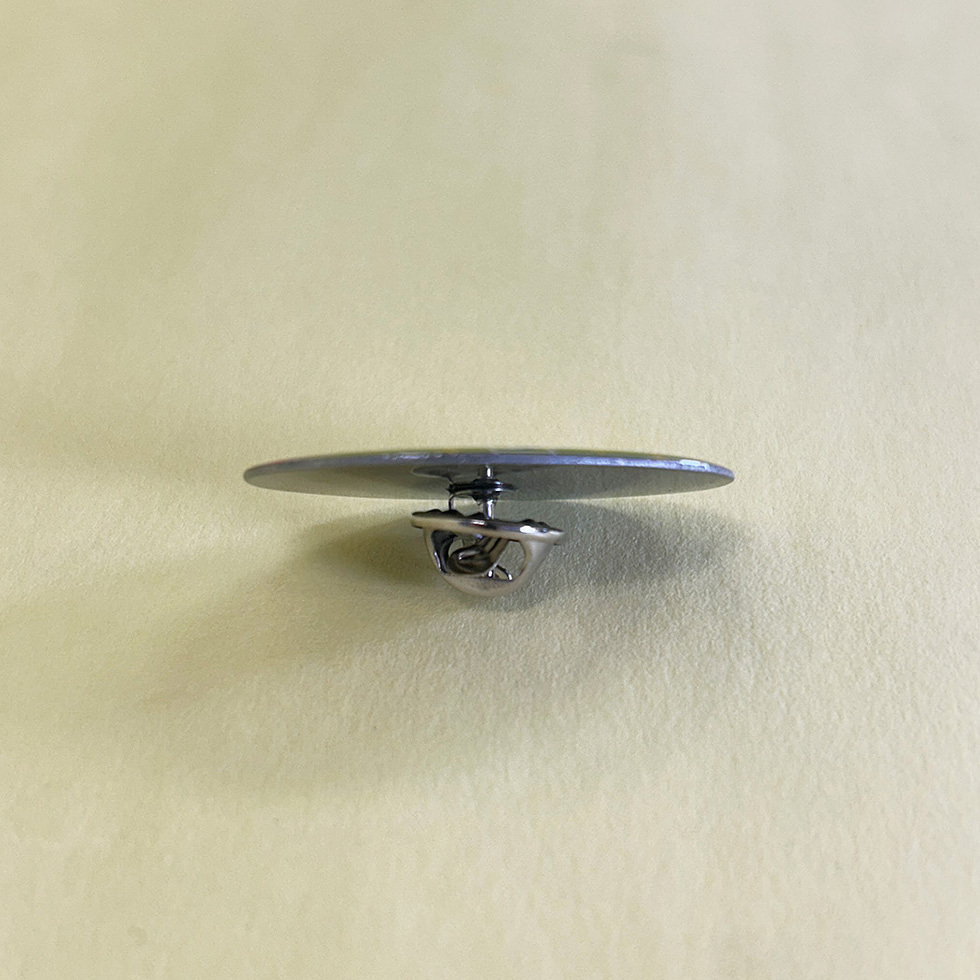 トライくん　ピンバッジ側面