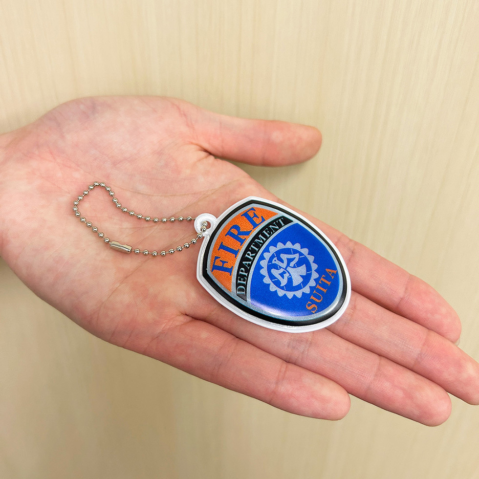 吹田市消防本部 反射キーチェーン 手の上