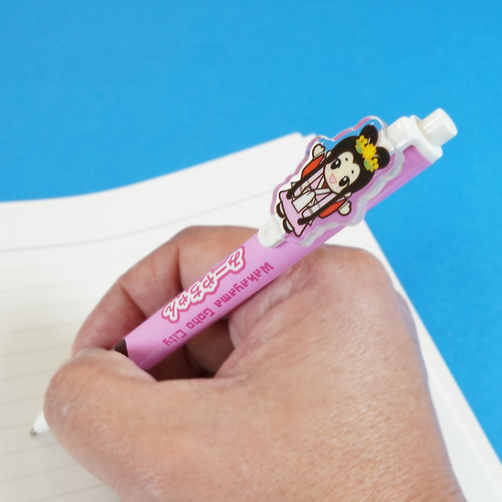 みーやちゃん ボールペン（アクリルプレート付き） ボールペンを握る図