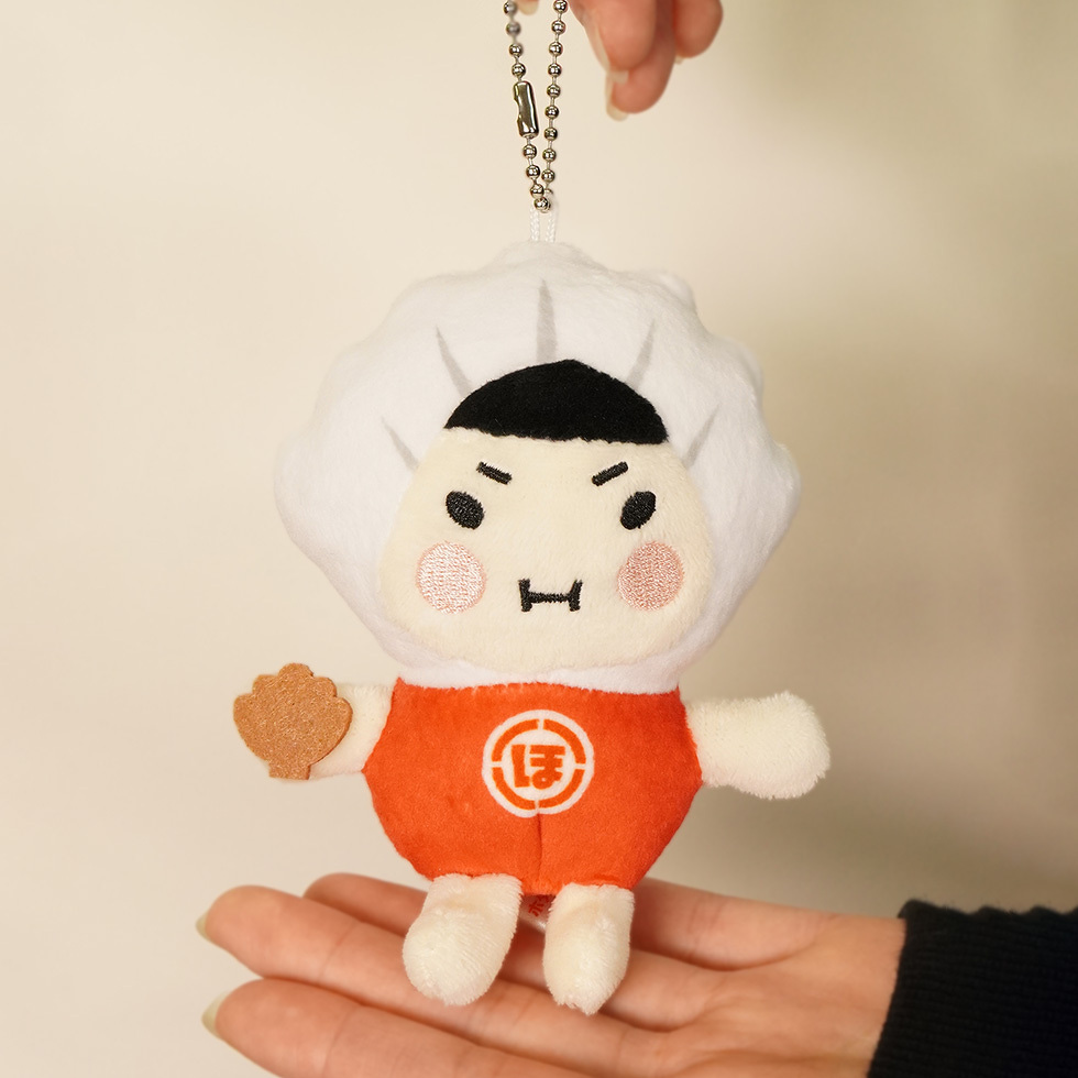 ホタテのノア ボールチェーン付き手の上