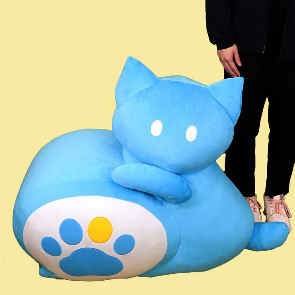 まだない 80cmぬいぐるみ 人と並んだ図