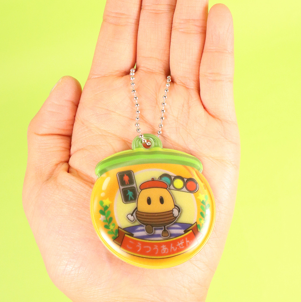 トラポ 反射キーチェーン 手の上