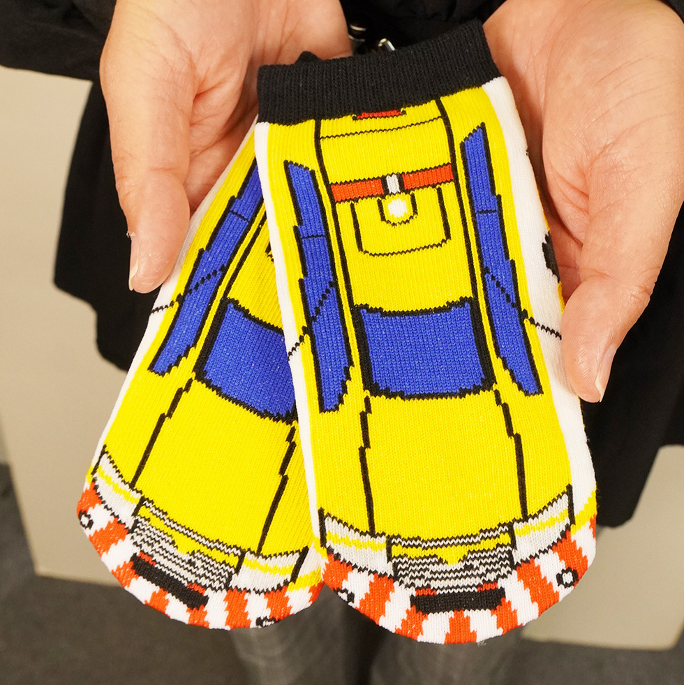 道路パトロールカー 両手の上