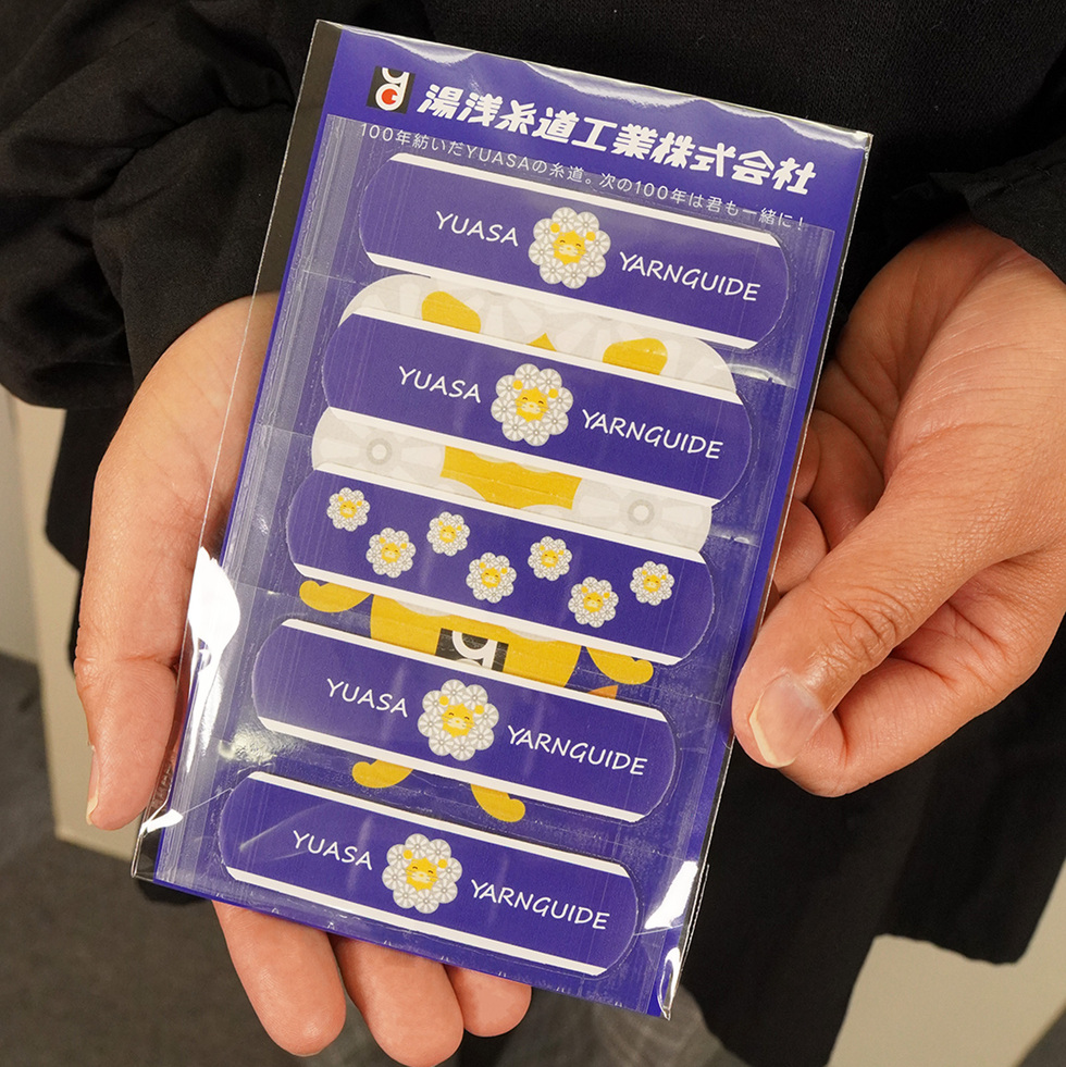 ツイストライオン 絆創膏OPP袋入り 手のひらの上