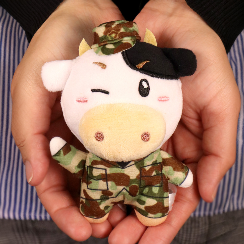 牛山さん 10cmミニぬいぐるみ 両手の上