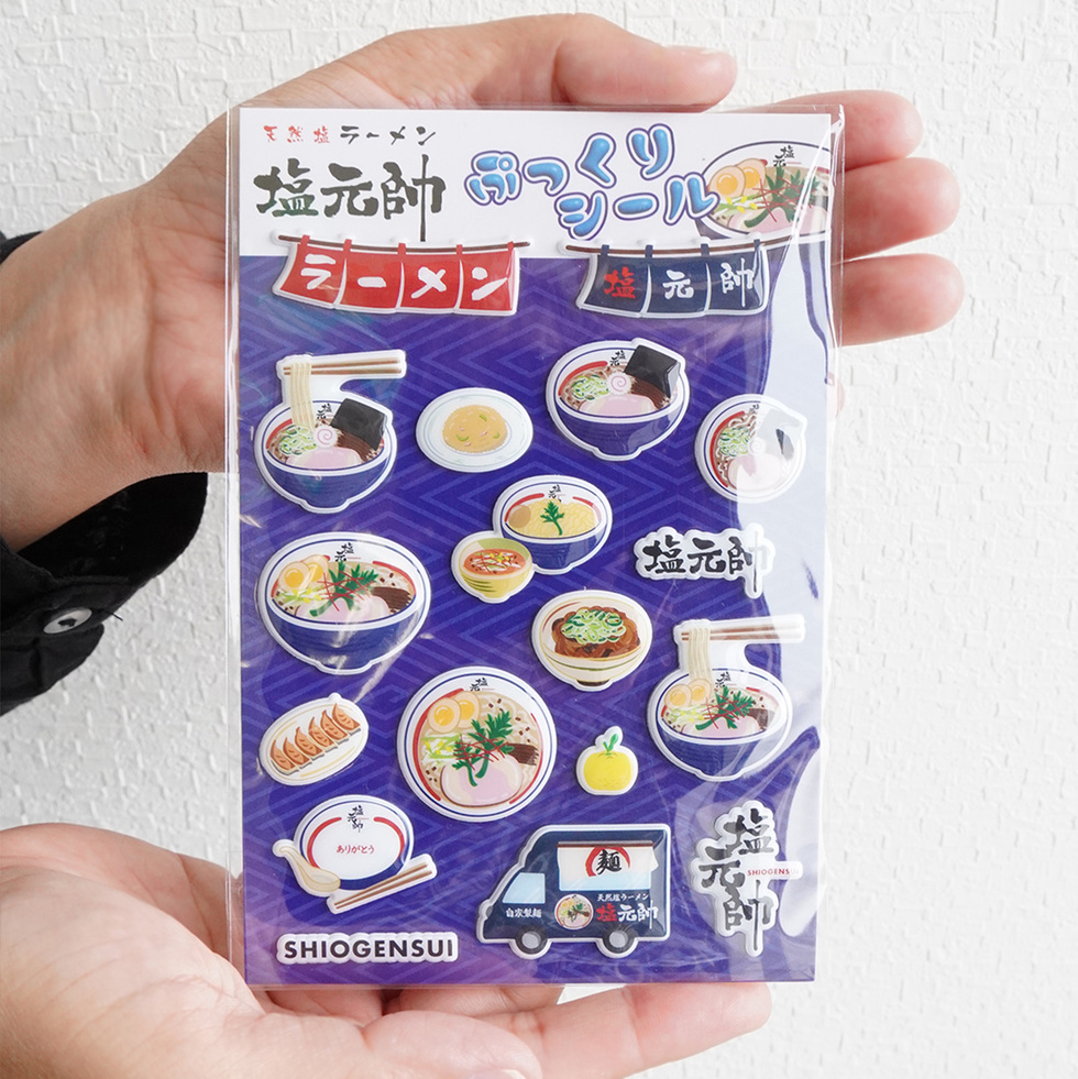 天然塩ラーメン 塩元帥 ぷっくりシール 両手の上