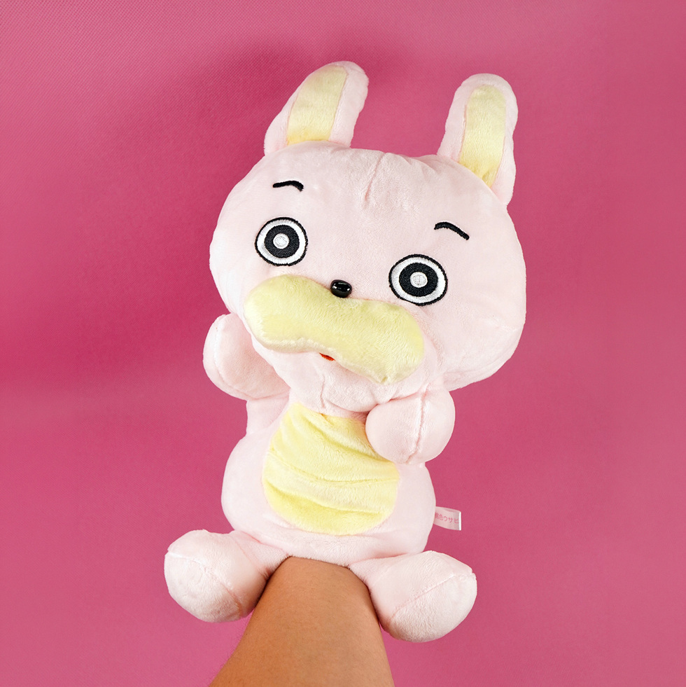 桃色ウサヒ 指入れパペット 使用時1